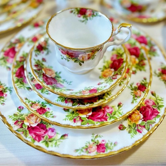 Royal Albert 1962 Old Country Rose - Picture 2 of 5